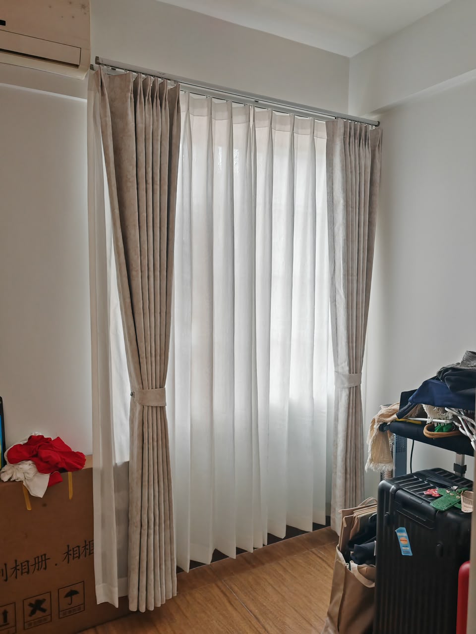 Beige Vorhänge mit Store, seitlich zusammengebunden